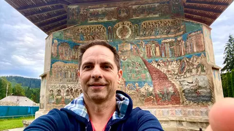 Dan Negru: „Dacă-i respectăm pe cei care stau la coadă la Catedrala Westminster, să nu-i mai ironizăm pe cei care stau la coadă la Catedrala Iașiului”