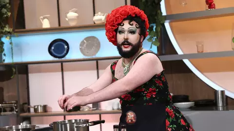 Cine e Lady Cirka, artistul extravagant care a apărut la „Chefi la cuțite”. I-a dat pe spate pe cei trei jurați