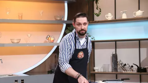 Cine este Mihai Ene de la „Chefi la cuțite”. Și-a pierdut brațul la 7 ani, după ce a fost diagnosticat cu cancer osos