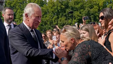 Primul discurs: Regele Charles le-a urat toate cele bune lui Meg&Harry "în străinătate"