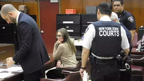 Ce se întâmplă acum cu Anna Sorokin, supranumită ”regina escrocrocheriilor”, după ce a ieșit din închisoare. A apărut alături de o vedetă internațională