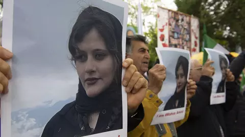Mahsa Amini, femeia care a stârnit proteste de amploare în Iran. Femeile iraniene își ard hijaburile după moartea ei