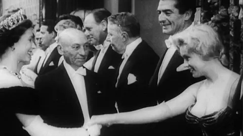 Cum s-a îmbrăcat Marilyn Monroe la întâlnirea cu regina Elisabeta a II-a a Marii Britanii. Au avut aceeași vârstă