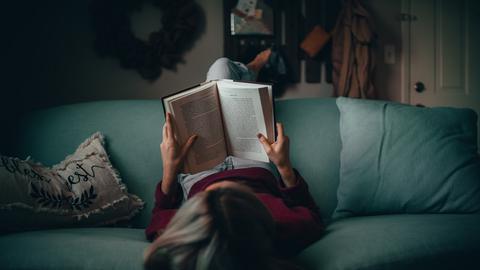 Șase cocori stacojii: cartea fantastică pe care trebuie să o ai în bibliotecă