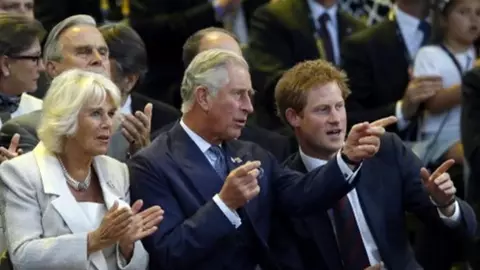Ce e obligat să facă Prințul Harry în fața Camillei, regina consoartă și soția Regelui Charles al III-lea. Ea i-a luat locul mamei lui