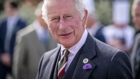 Vedete celebre împărtășesc secrete despre Regele Charles: „Este un dansator destul de bun!”