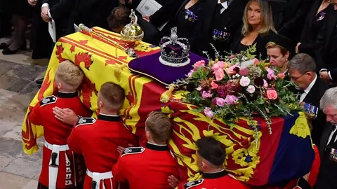Ce tradiție emoționantă stă în spatele florilor funerare ale Reginei Elisabeta a II-a?