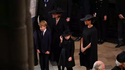 De ce Prințul George a purtat albastru marin și Prințesa Charlotte a purtat negru la înmormântarea Reginei Elisabeta a II-a?