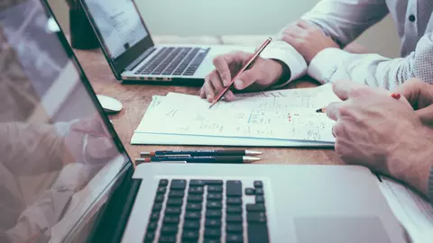 [eJobs index salarial] 4.500 de lei este salariul mediu net în vânzări, domeniul cu cele mai multe joburi disponibile în piață. Un casier câștigă aproximativ 2.400 de lei pe lună, în timp ce salariul unui manager regional poate depăși 30.000 de lei