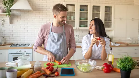 Cum să-ți ușurezi munca în bucătărie? 5 ponturi pentru a găti mai eficient