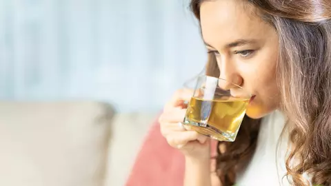 Știai că ceaiul verde nu trebuie băut de toată lumea? Cine sunt persoanele care trebuie să îl evite