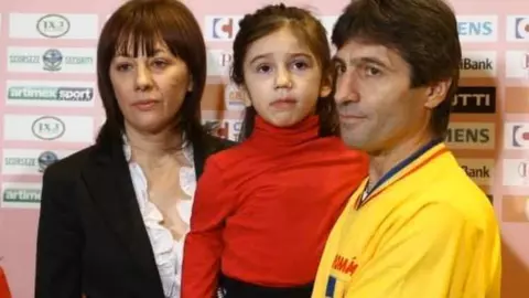 Cum s-a transformat Kassandra, fata adoptată de Iosif Rotariu, după cele 50 de operații. Ar putea ajunge din nou la bisturiu