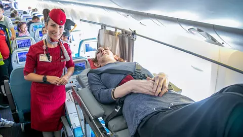 Cea mai înaltă femeie din lume a zburat pentru prima dată cu avionul ocupând șase locuri