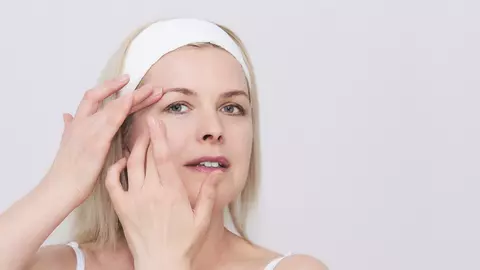 Motivele pentru care ar trebui să faci timp de 5 minute pe zi un masaj facial