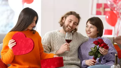 Ce este non-monogamia etică? Dacă te gândești la o relație deschisă, pune-ți mai întâi aceste 5 întrebări