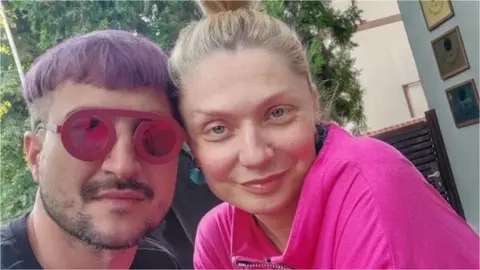 Alex Dobrescu s-a sărutat în lift cu o tânără, după despărțirea de Cristina Cioran. Cât de apropiați sunt cei doi