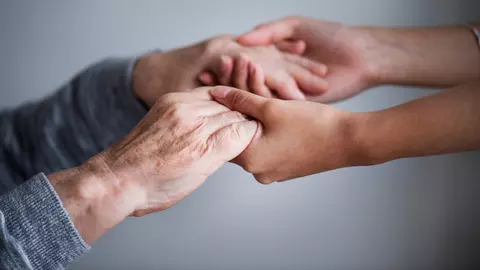 4 modalități prin care să le arăți bătrânilor din familie recunoștința ta