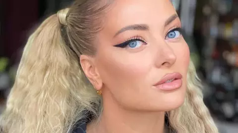 Delia s-a pozat într-un costum de baie minuscul. Artista și-a lăsat la vedere părțile intime
