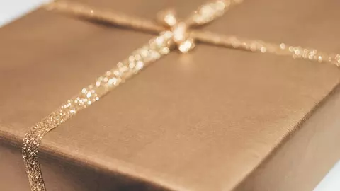 Sondaj eJobs: 7 din 10 companii vor oferi anul acesta beneficii de Crăciun angajaților. Cei mai mulți dintre angajatori au optat pentru prime în bani, petreceri cu echipa și coșuri cu produse de sezon. O treime dintre aceștia au alocat un buget de peste 1.000 de lei / angajat