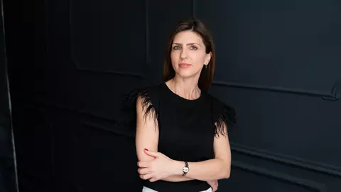 Sondaj eJobs: Jumătate dintre angajați spun că au primit o mărire salarială în 2022. Pentru 2023 românii își doresc să-și schimbe jobul, să câștige mai mult și să poată lucra în continuare de acasă. 4 din 10 se tem, însă, de impactul unei crize economice. Tot mai puțini români plănuiesc să-și deschidă propriul business