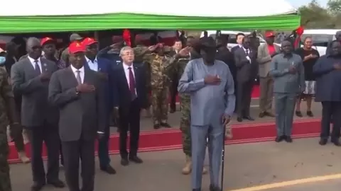 Președintele Sudanului a făcut pe el la un eveniment oficial. Întregul incident a fost filmat - VIDEO