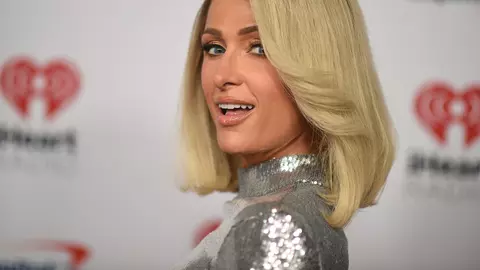 Paris Hilton ripostează la criticile aduse fizicului bebelușului său: „Oare are encefalită?”