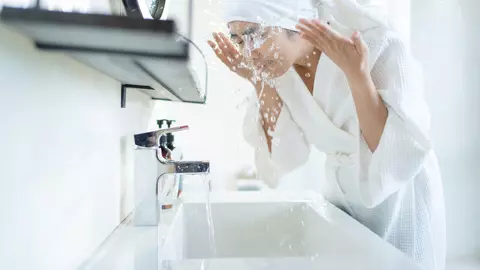 De ce nu ar trebui să te speli pe față înainte de duș?