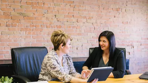 Sondaj eJobs: Companiile, mai pregătite decât oricând să transparentizeze piața salariilor – de două ori mai multe joburi cu salariul afișat, pe eJobs.ro, vs aceeași perioadă a anului trecut. 1 din 2 angajatori spun că obligativitatea publicării salariilor este o măsură care îi va ajuta să angajeze mai repede