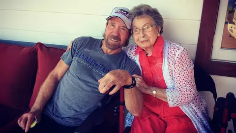 Chuck Norris, mesaj emoționant pentru mama sa în vârstă de 101 ani: „A avut cancer în repetate rânduri”
