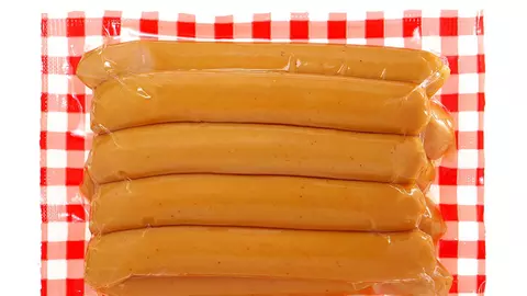Crenvurști de porc cu 11 E-uri și doar 10% carne de porc​!