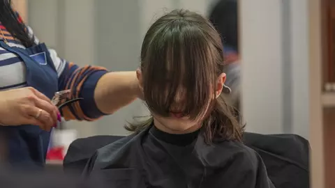 Noua fiță de pe Tik Tok: cum să-ți faci breton de divă