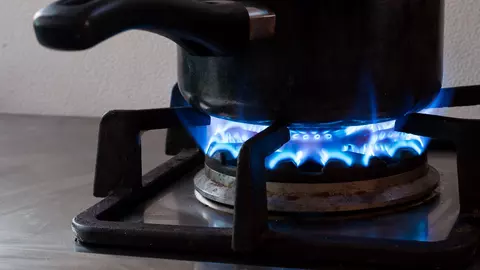 Ceartă pe rețelele de socializare din cauza găurii din mânerul cratițelor