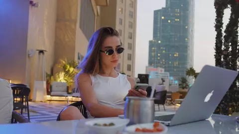 (P) Ți se potrivește o carieră în videochat? Fă acest test de trei întrebări