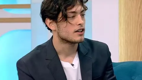 Toto Dumitrescu e actor, are 25 de ani și nu mai primește bani de la părinți: „Nu am suportul financiar din partea familiei”
