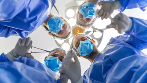 Cum să alegi un chirurg plastician pentru intervenția dorită