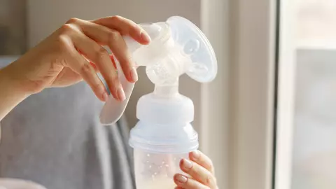 Un bebeluș a murit din cauza unei pompe de sân contaminată