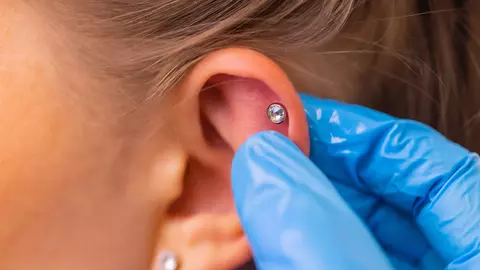 Vrei un piercing? Greșeli frecvente care îți pun sănătatea în pericol