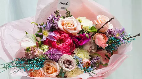 Buchete colorate și parfumate trimise direct la persoana dragă ție de către o florărie online din București