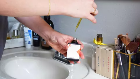 Accesorii și produse cosmetice care nu ar trebui să lipsească din baia niciunei femei
