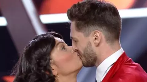 Anca Țurcașiu, sărut pasional la TV cu un artist mai tânăr decât ea: „Nu ne-am mai pupat până acum”
