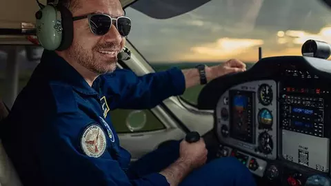 Mihai Sturzu de la Hi-Q a renunțat definitiv la muzică și are o carieră în aviație: „Doamnelor și domnilor, vă vorbește căpitanul dumneavoastră”