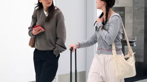 Katie Holmes și fiica sa, poză rară în timpul unei plimbări Los Angeles. Suri este copia fidelă a mamei sale