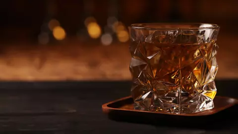 Istoria și evoluția whisky-ului: de la tradiție la artă