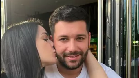 S-a aflat cu ce se ocupă Robert, noul iubit al Deei Maxer. E mai tânăr cu trei ani decât ea