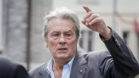 Alain Delon și-a pregătit singur înmormântarea. Unde va fi înmormântat. Care a fost ultima lui dorință și cine i-a fost alături până în ultima clipă?