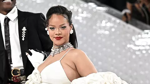 Rihanna, apariție extravagantă la Met Gala 2023. A purtat ochelari cu gene