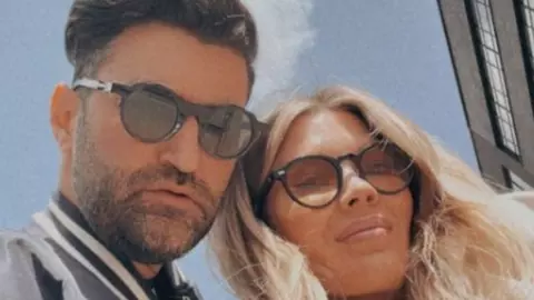 Smiley și Gina Pistol au obosit din cauza pregătirilor pentru nuntă! Unde au plecat în vacanță, fără fiica lor