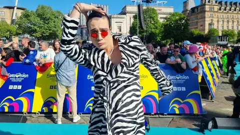 Critici după apariția lui Theodor Andrei la Liverpool înainte de Eurovision 2023: „Doamne ferește! Câtă aroganță pe el”