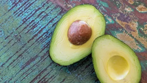 Cine nu ar trebui să mănânce avocado. Deși are multe beneficii, poate prezenta riscuri pentru anumite persoane