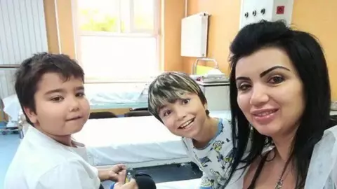 Cât au crescut copiii Adrianei Bahmuțeanu și ai lui Silviu Prigoană. Băieții locuiesc cu tatăl lor, dar au mers cu mama la mare